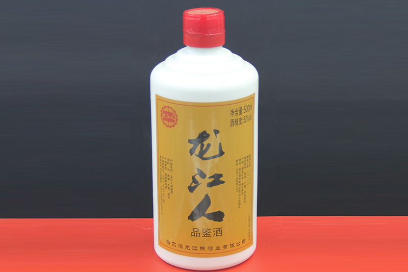 遼寧龍江人品鑒酒（52度瓷瓶）